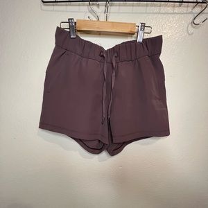 LULULEMON ON THE FLY WOVEN SHORT SZ. 4
